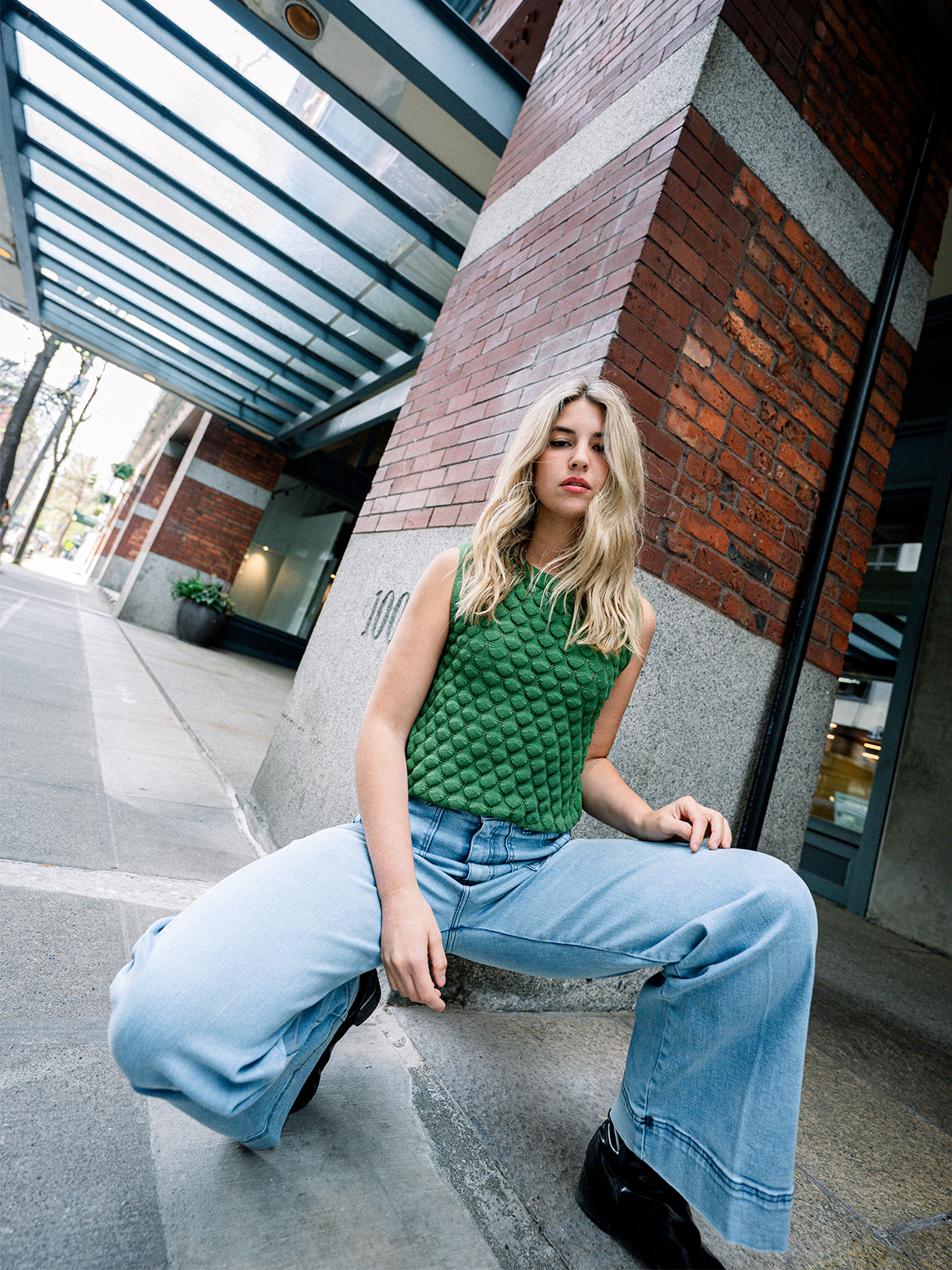 STRAIGHT LEG JEANS WITH MARKED POCKETS