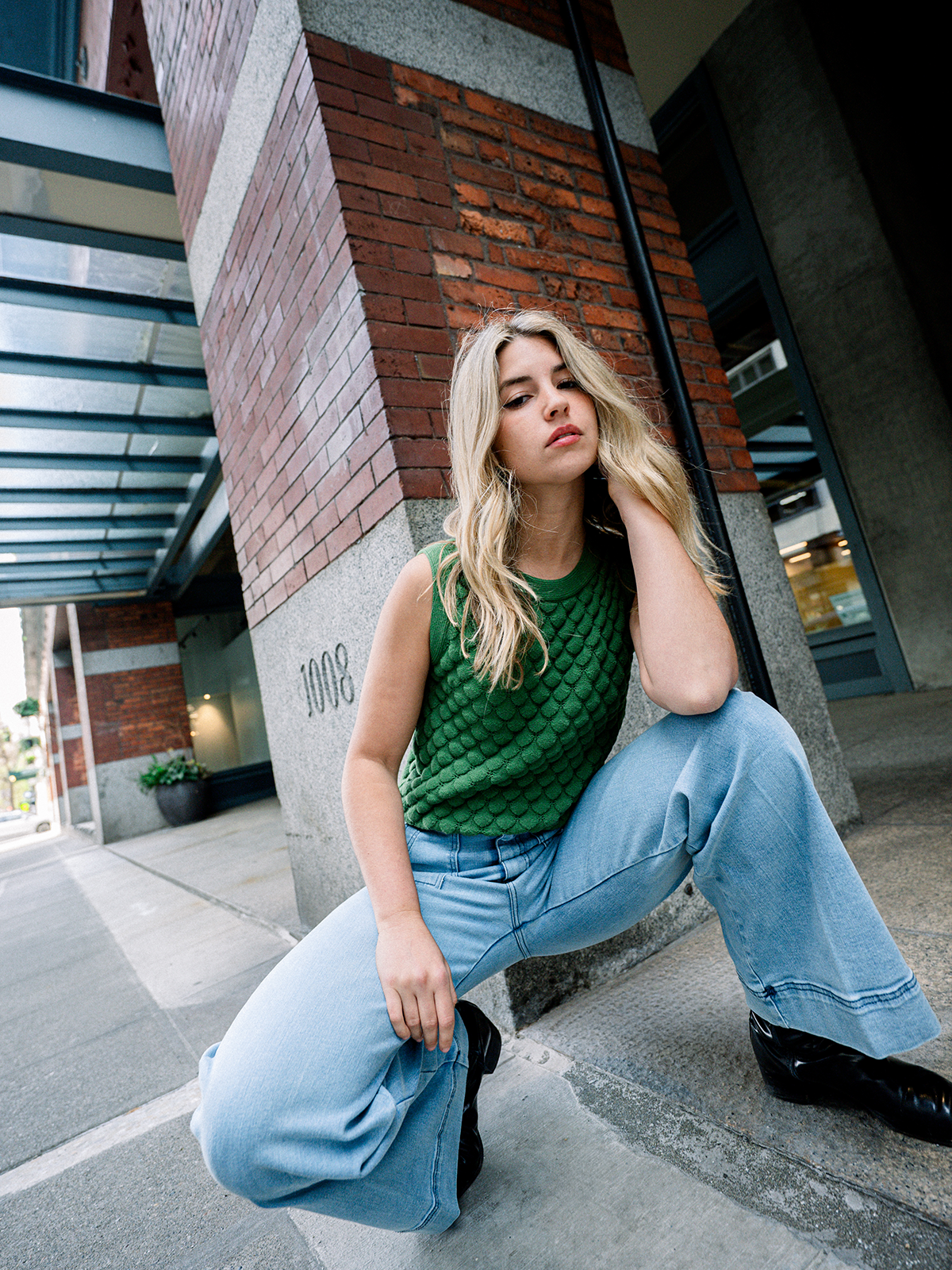 STRAIGHT LEG JEANS WITH MARKED POCKETS