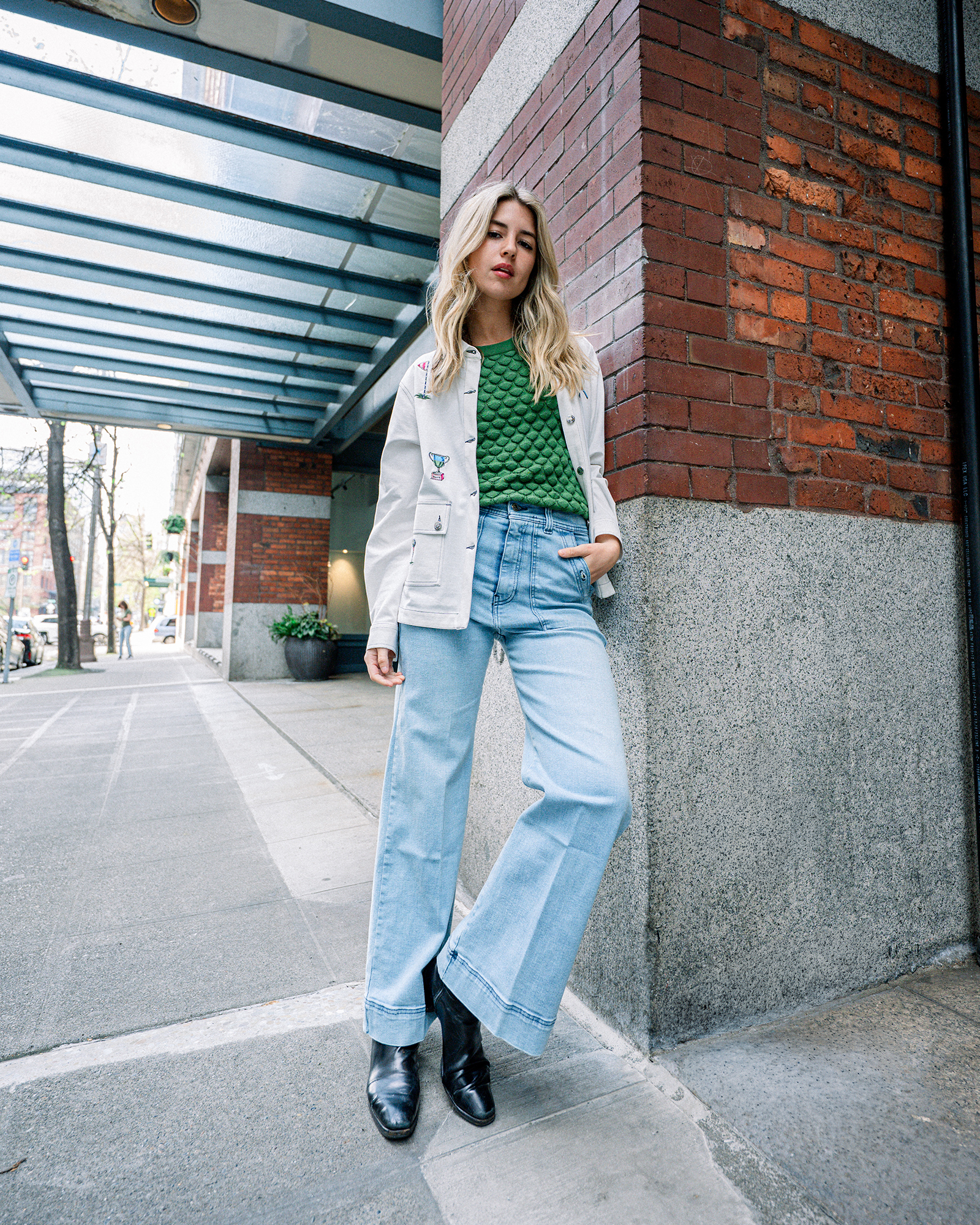 STRAIGHT LEG JEANS WITH MARKED POCKETS