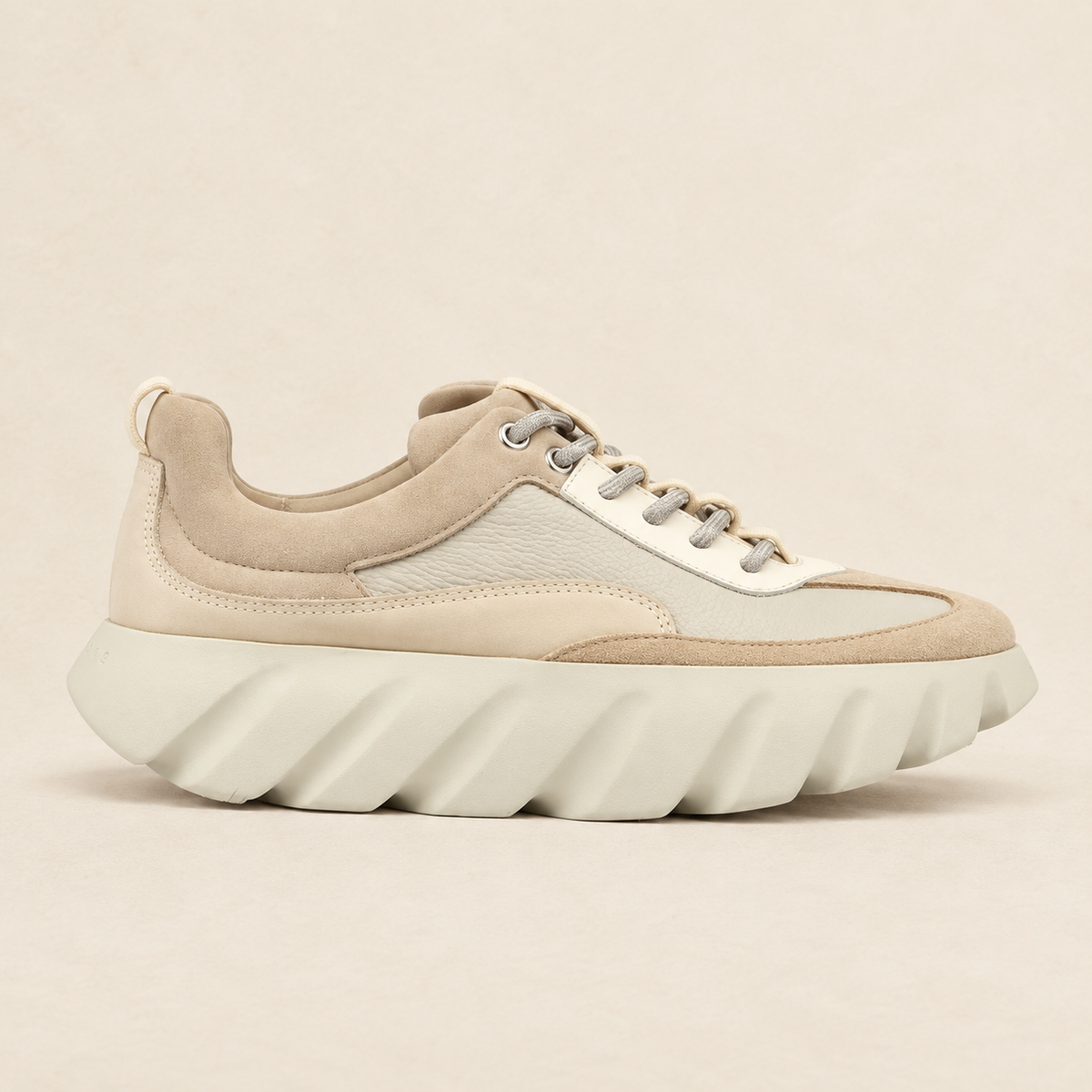 Tura Flow Sneaker