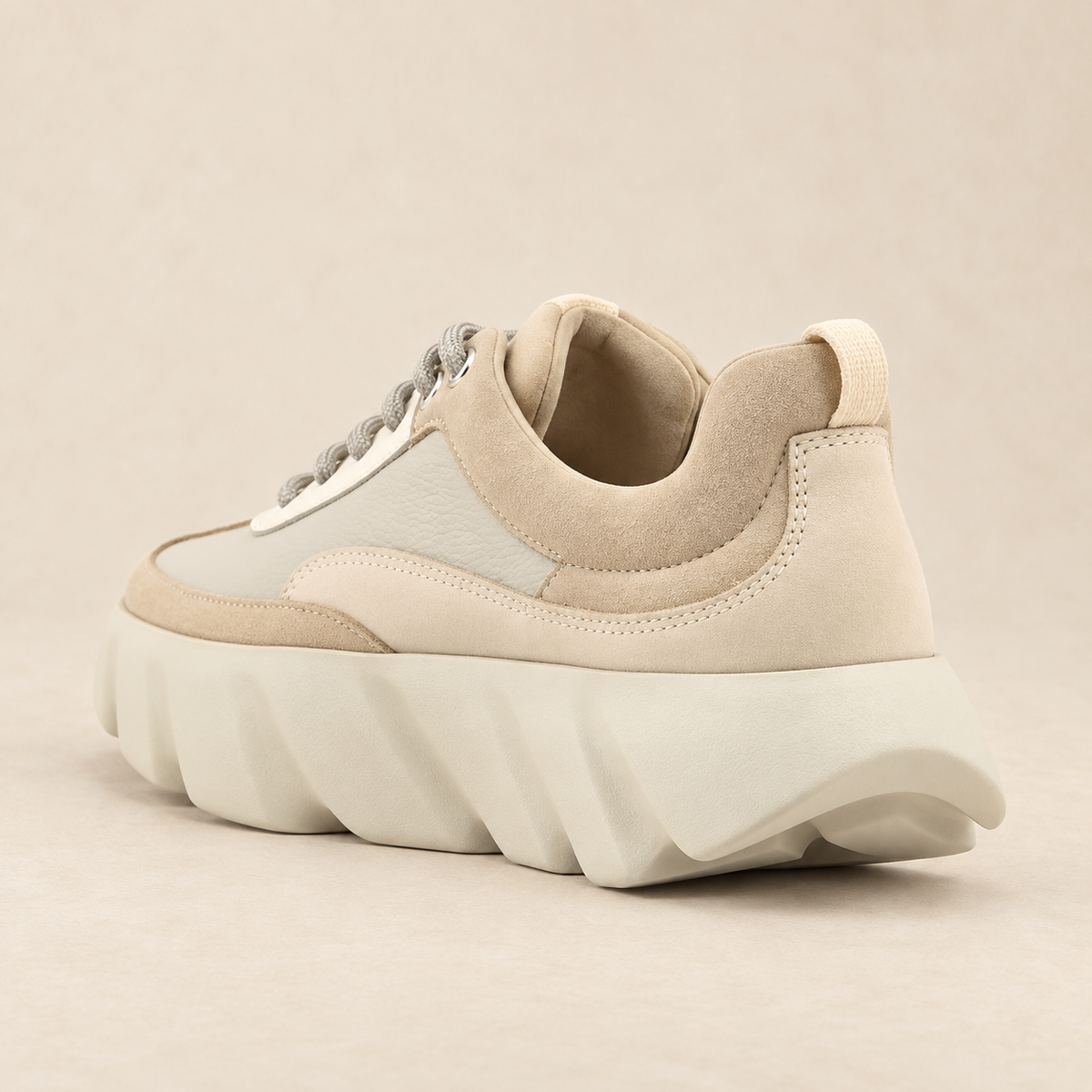 Tura Flow Sneaker